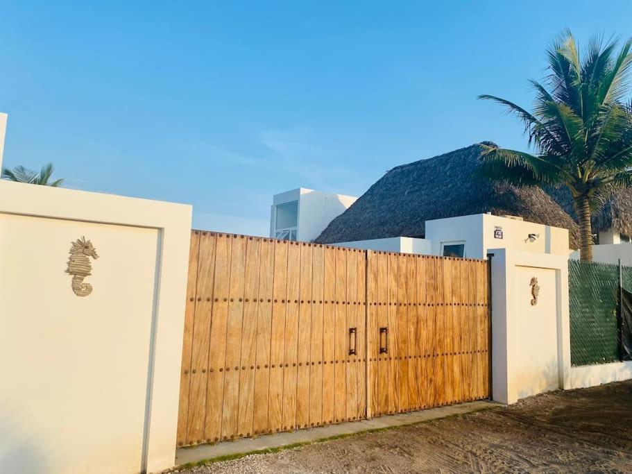 Beachfront Home With Infinity Pool & Calm Sunsets Escuintla Exterior photo