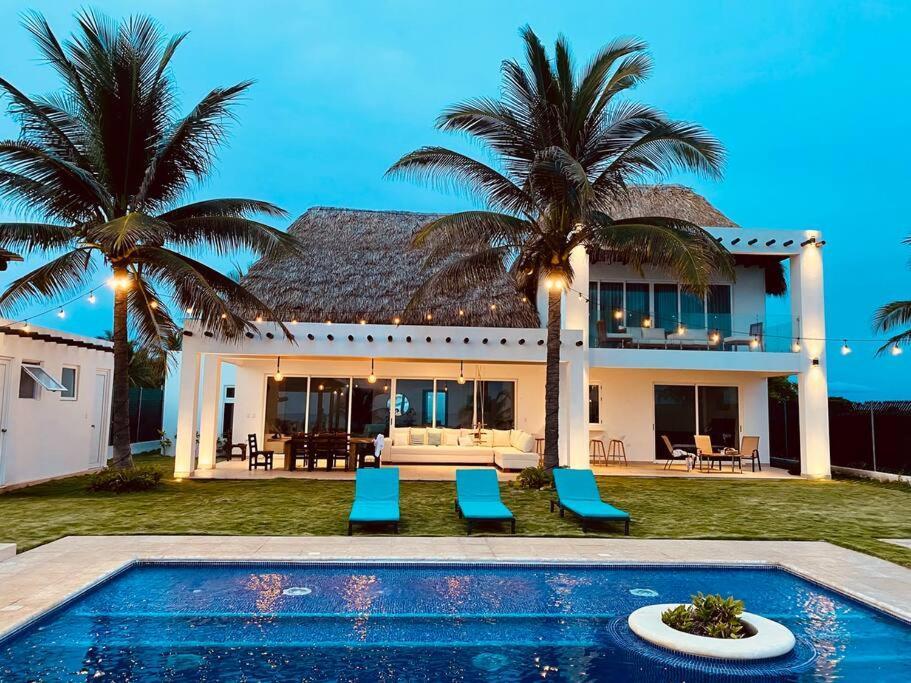 Beachfront Home With Infinity Pool & Calm Sunsets Escuintla Exterior photo